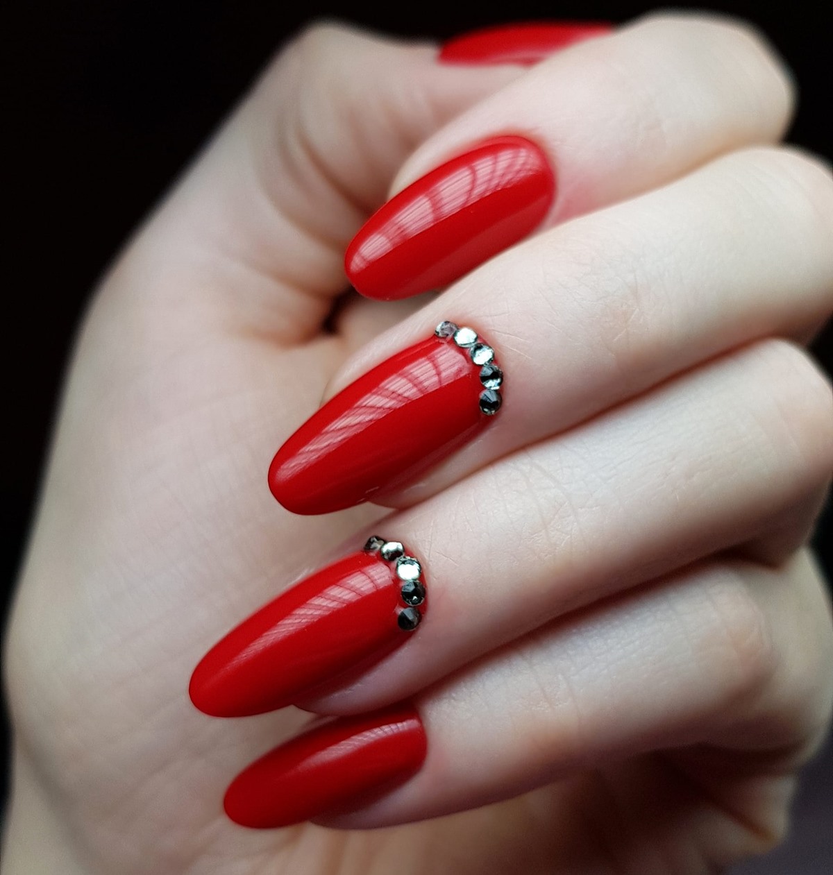 czerwone paznokcie z kamyczkami