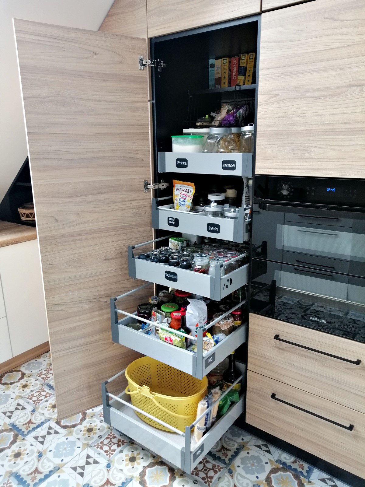 szuflady w kuchni jak zorganizować